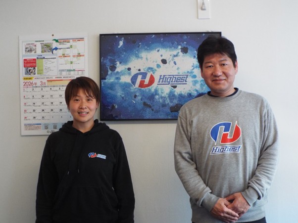 内勤として活躍する巌さん㊧と米田部長