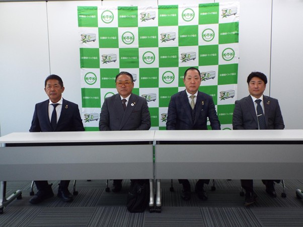 今後の事業について語る（左から）藤木哲也副会長、平島会長、宮本昌季副会長、村尾直則副会長