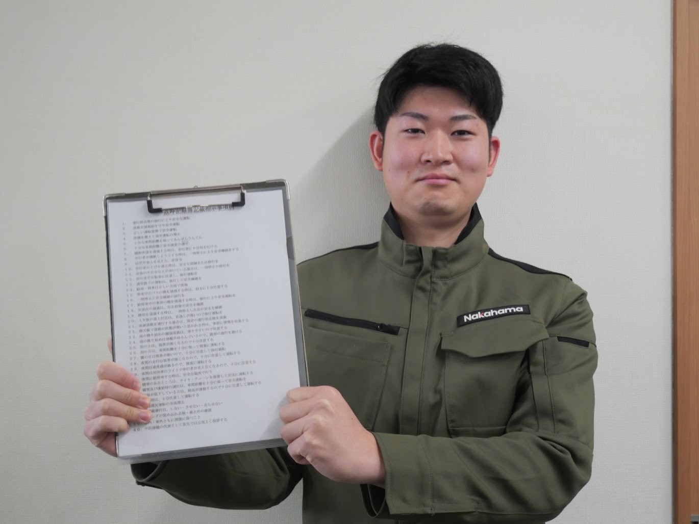 安全に関する社内ルールを手に安全教育担当の佐川氏