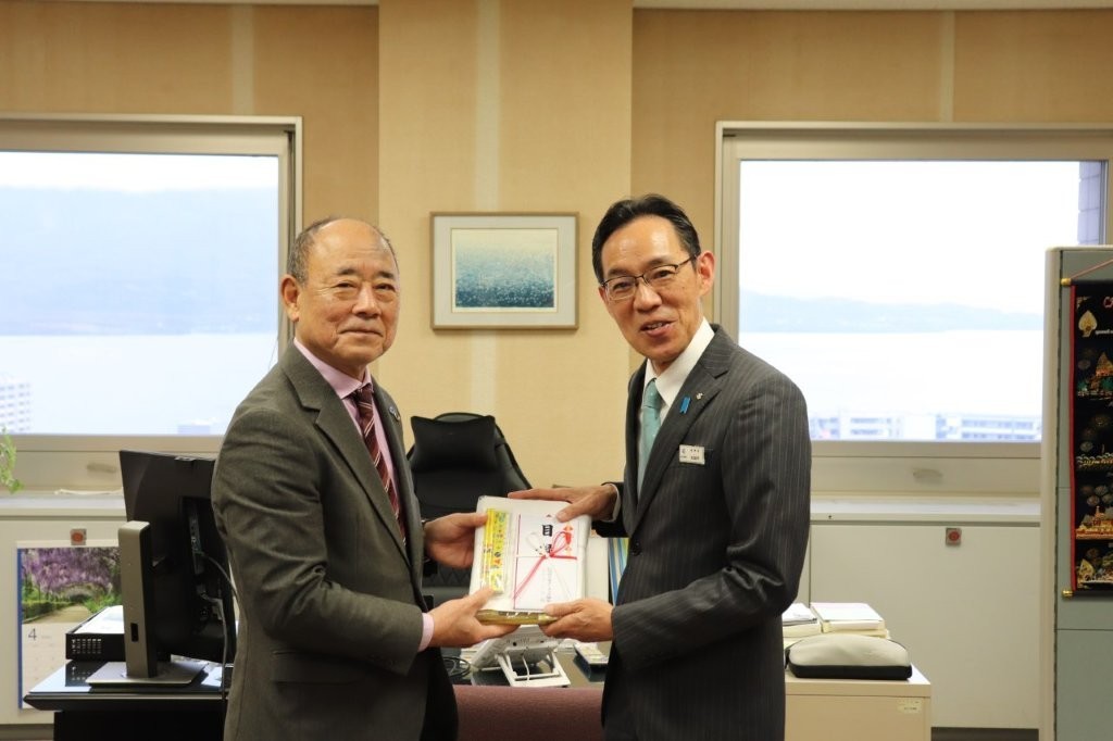 県教委の地頭所教育長㊨に目録を手渡す鳥部会長