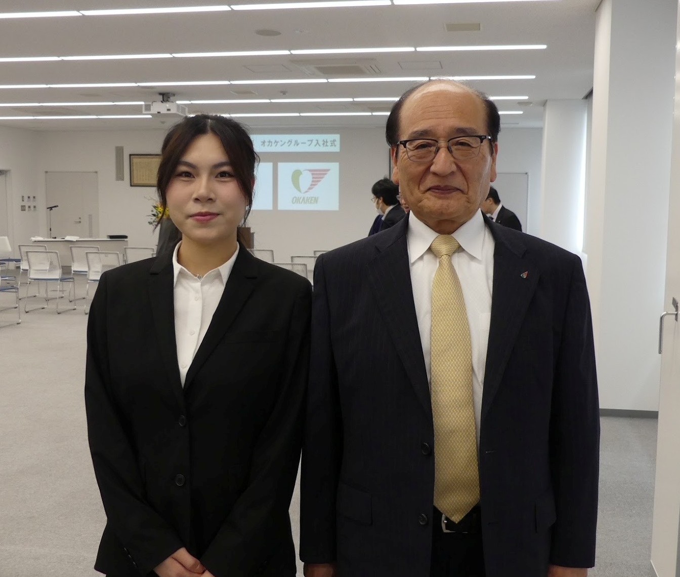 馬屋原社長とグエン・テイバンアイン氏<br>