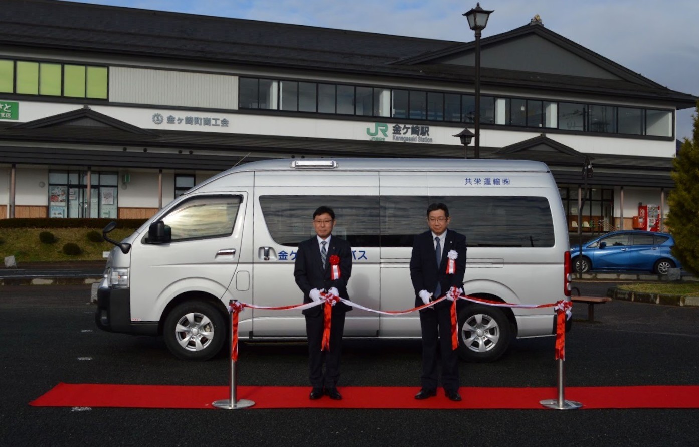 テープカットに臨む加藤社長㊨と高橋町長