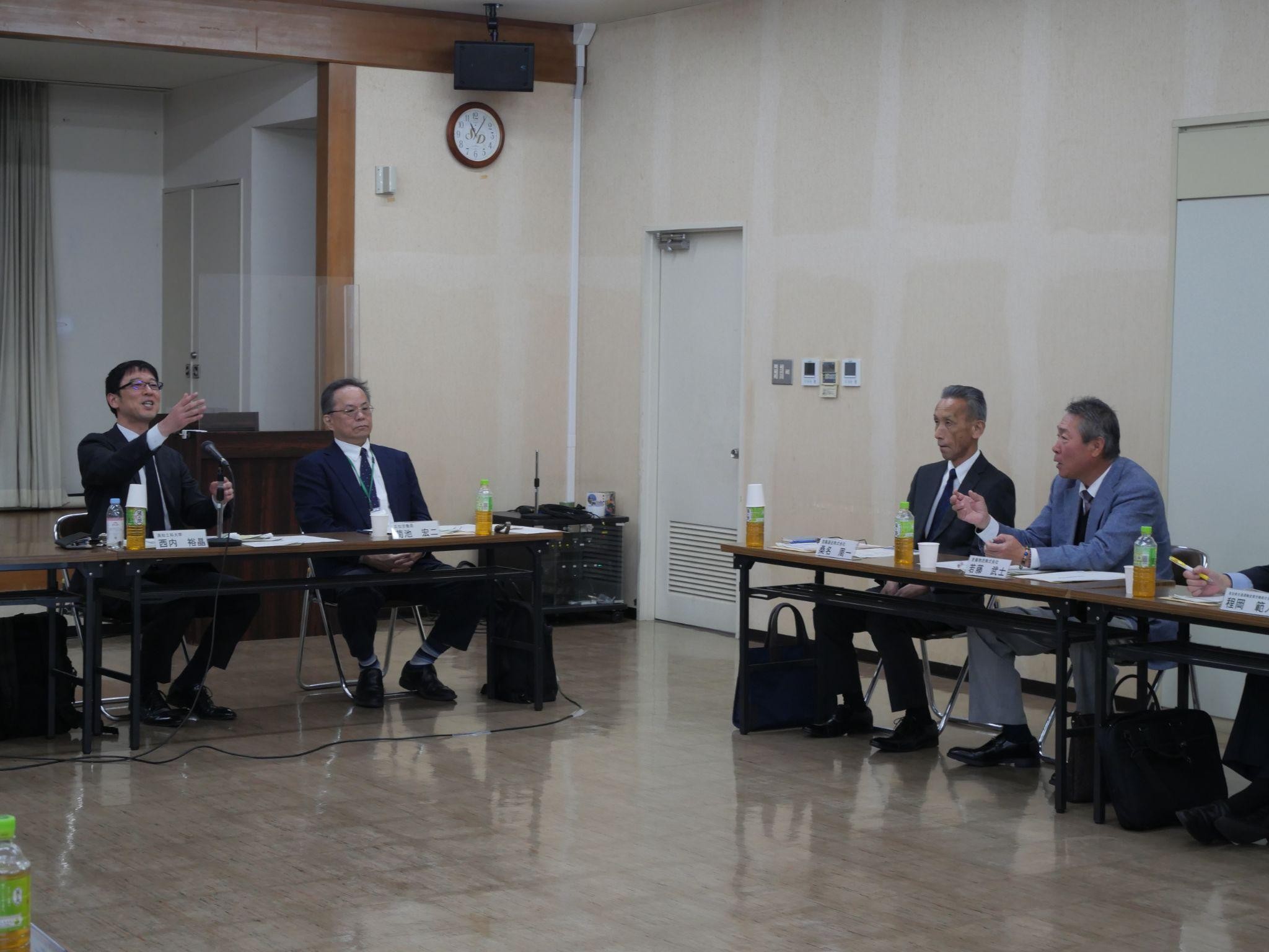 意見を交わす西内座長（左端）、若藤物流の若藤社長（右端）、芸陽運送の桑名社長（左隣）ら<br>