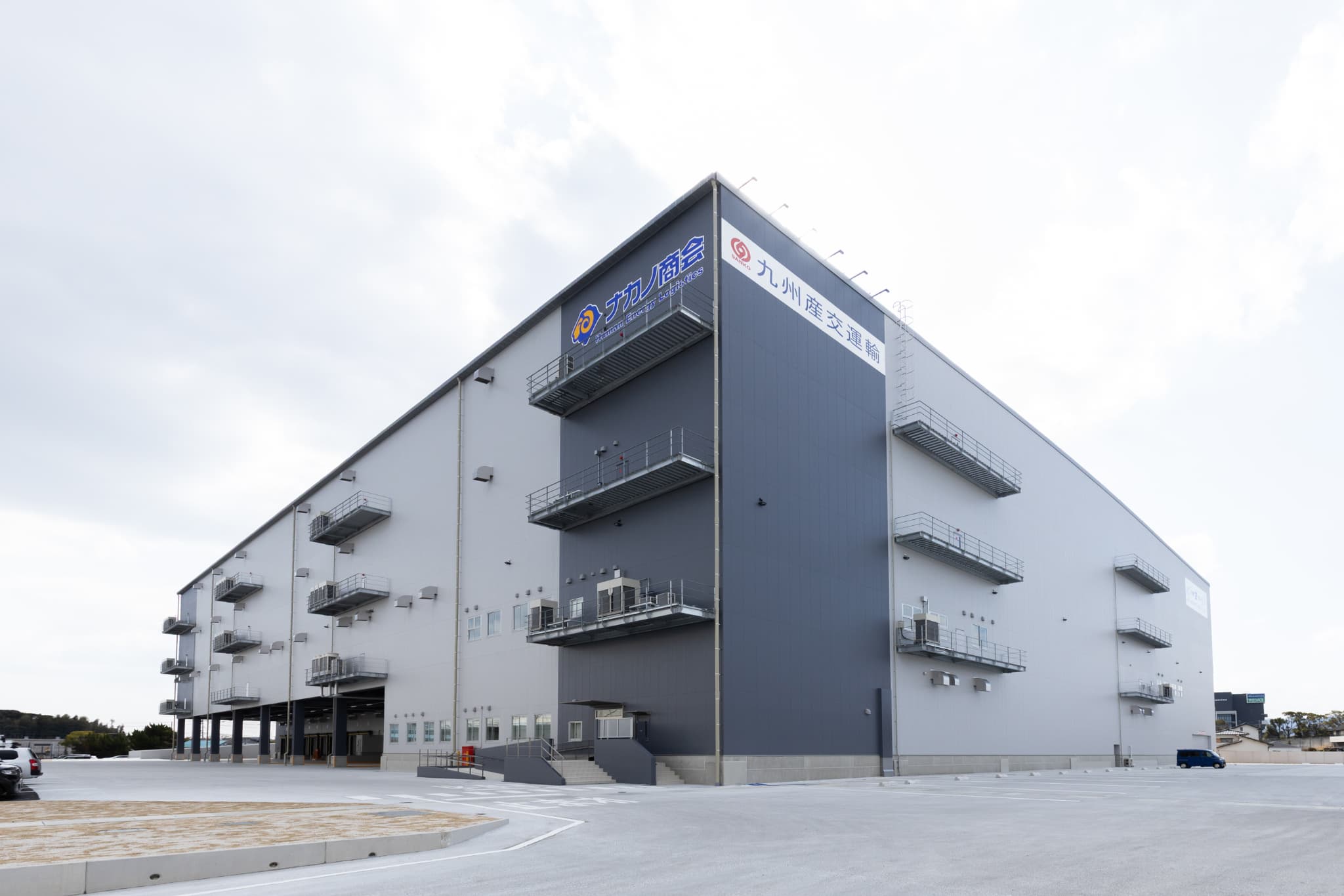 倉庫内バース36台分を備える