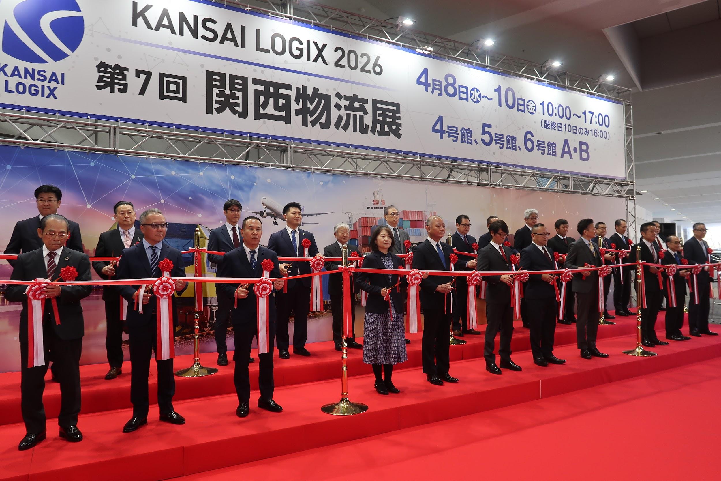 開会式でテープカット