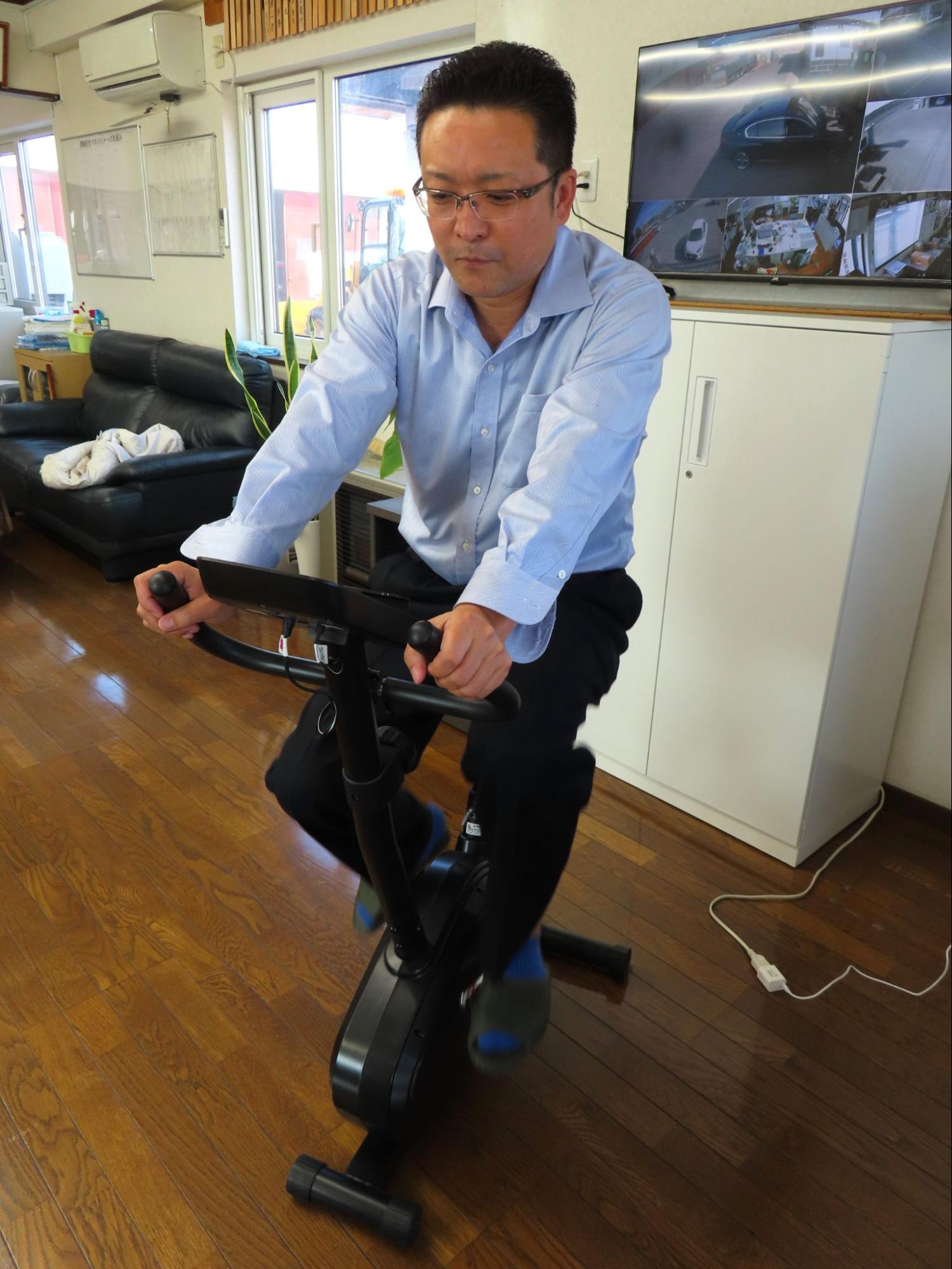 エアロバイクで運動する坂田社長