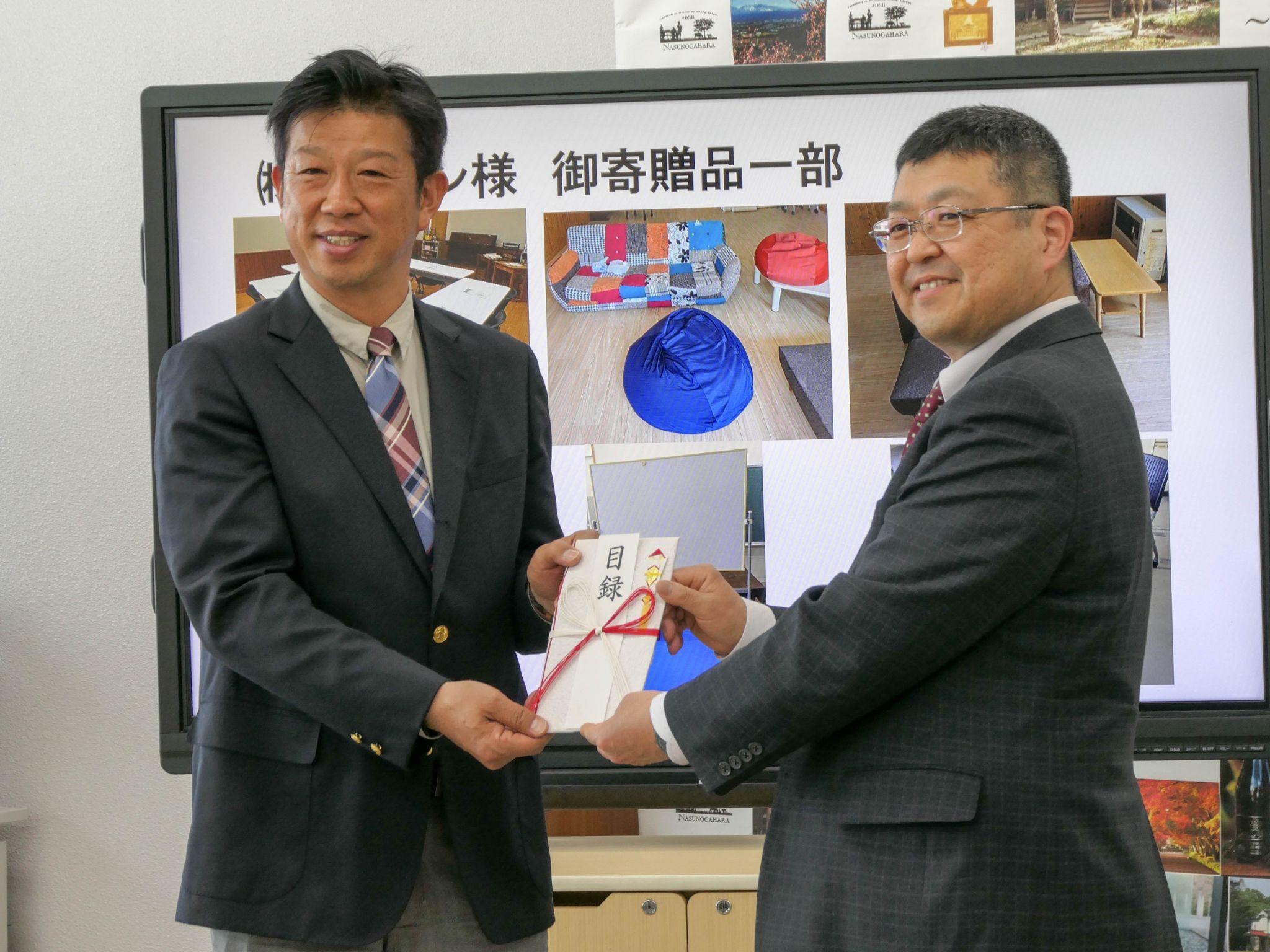 市教委の田代教育部長㊨と江連社長
