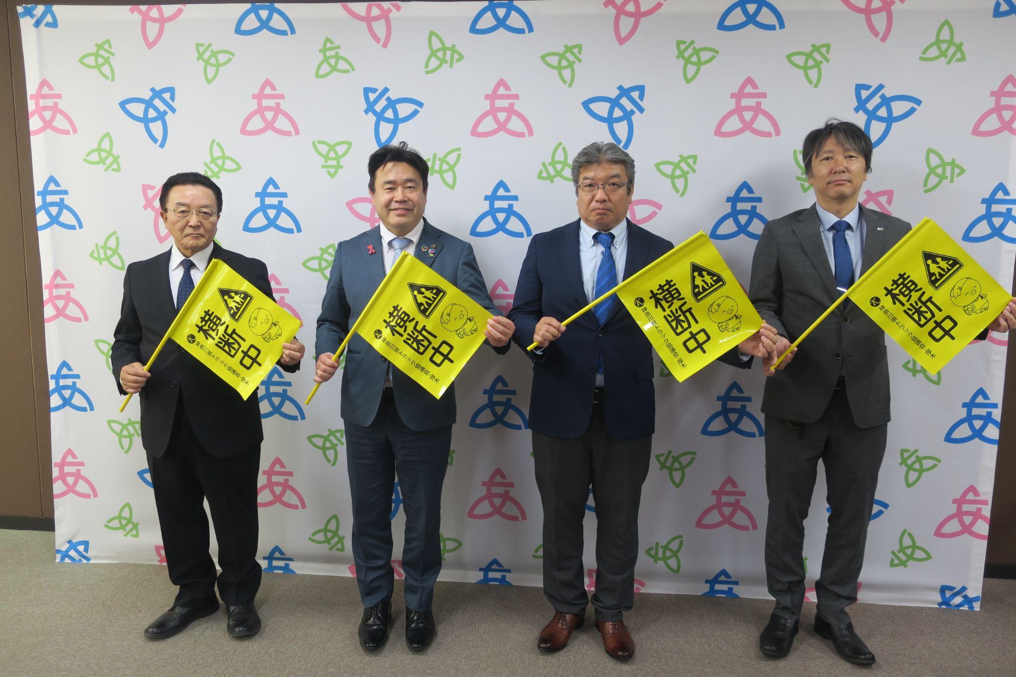 伊澤会長（右から2人目）と厚木市の山口市長（左隣）ら