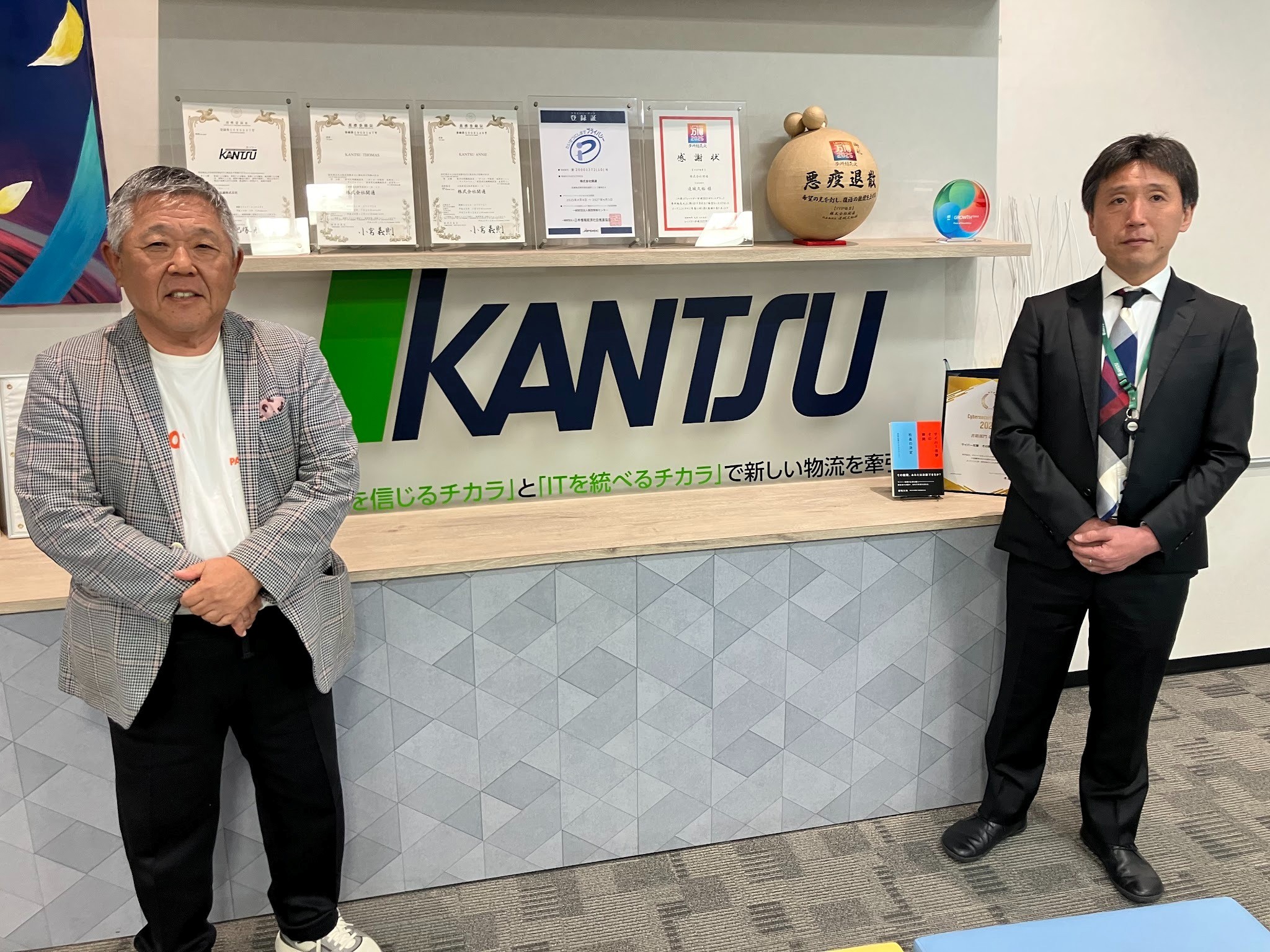 達城久裕会長㊧と利卓社長