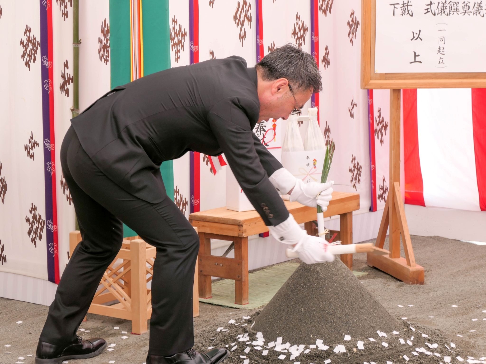 鎌を入れる渡辺副社長