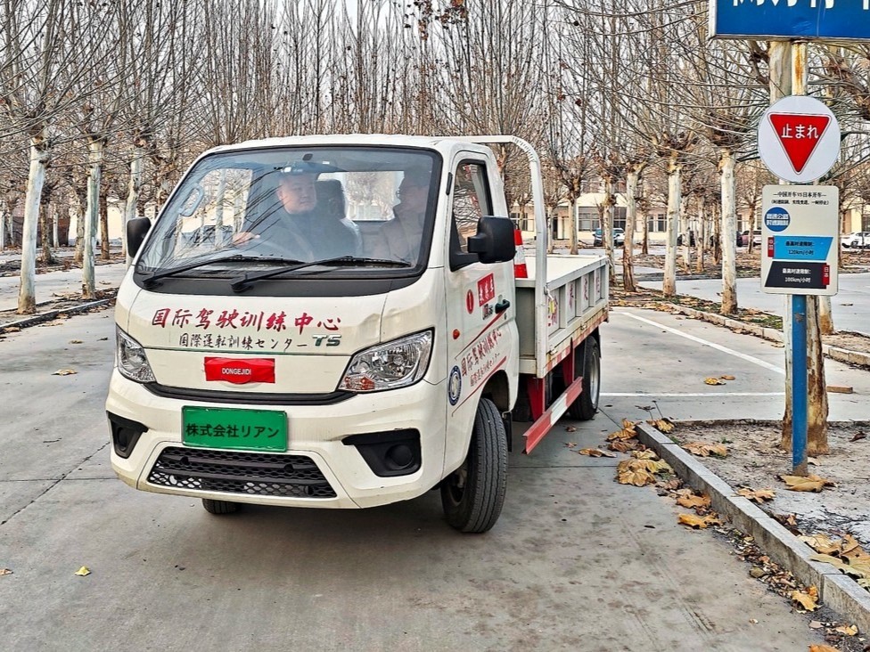右ハンドルのトラックで実践的に研修