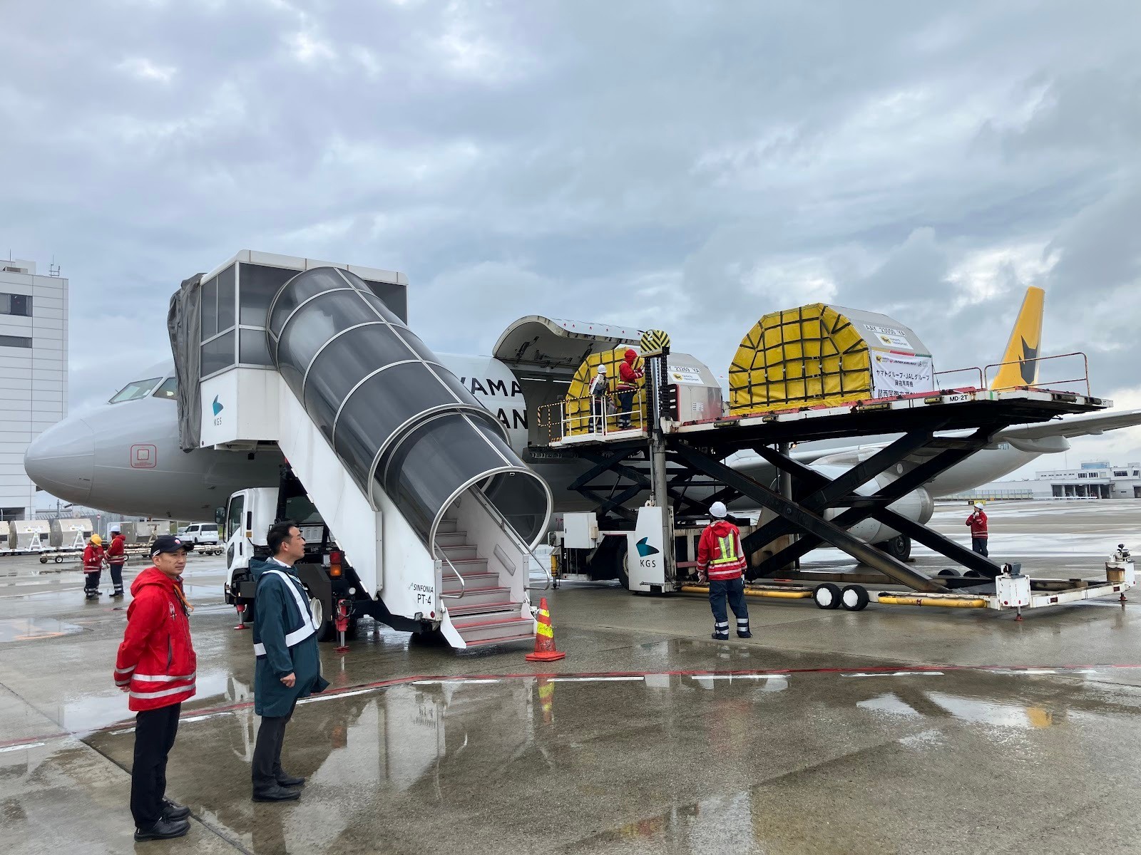 コンテナを積み替え