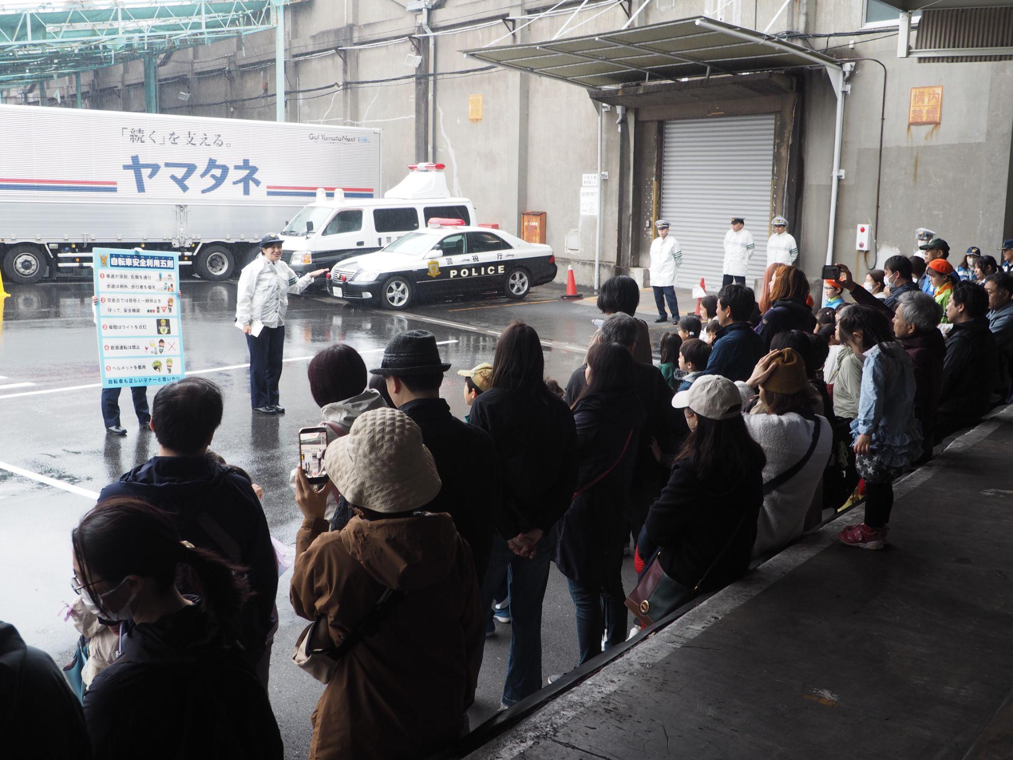 段ボールをトラックが巻き込む様子を見せて危険性を訴える