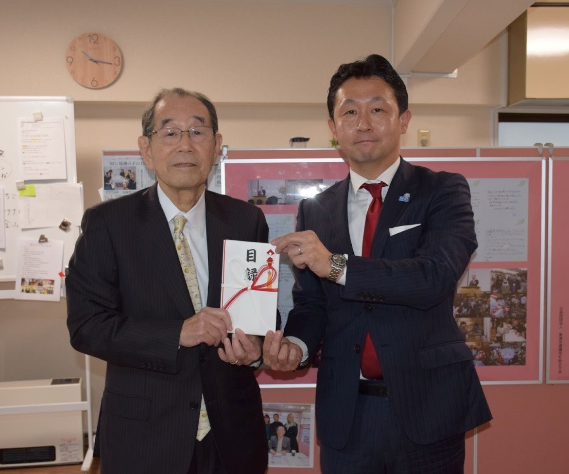 鈴木部会長㊨と東海交通遺児を励ます会の吉野会長