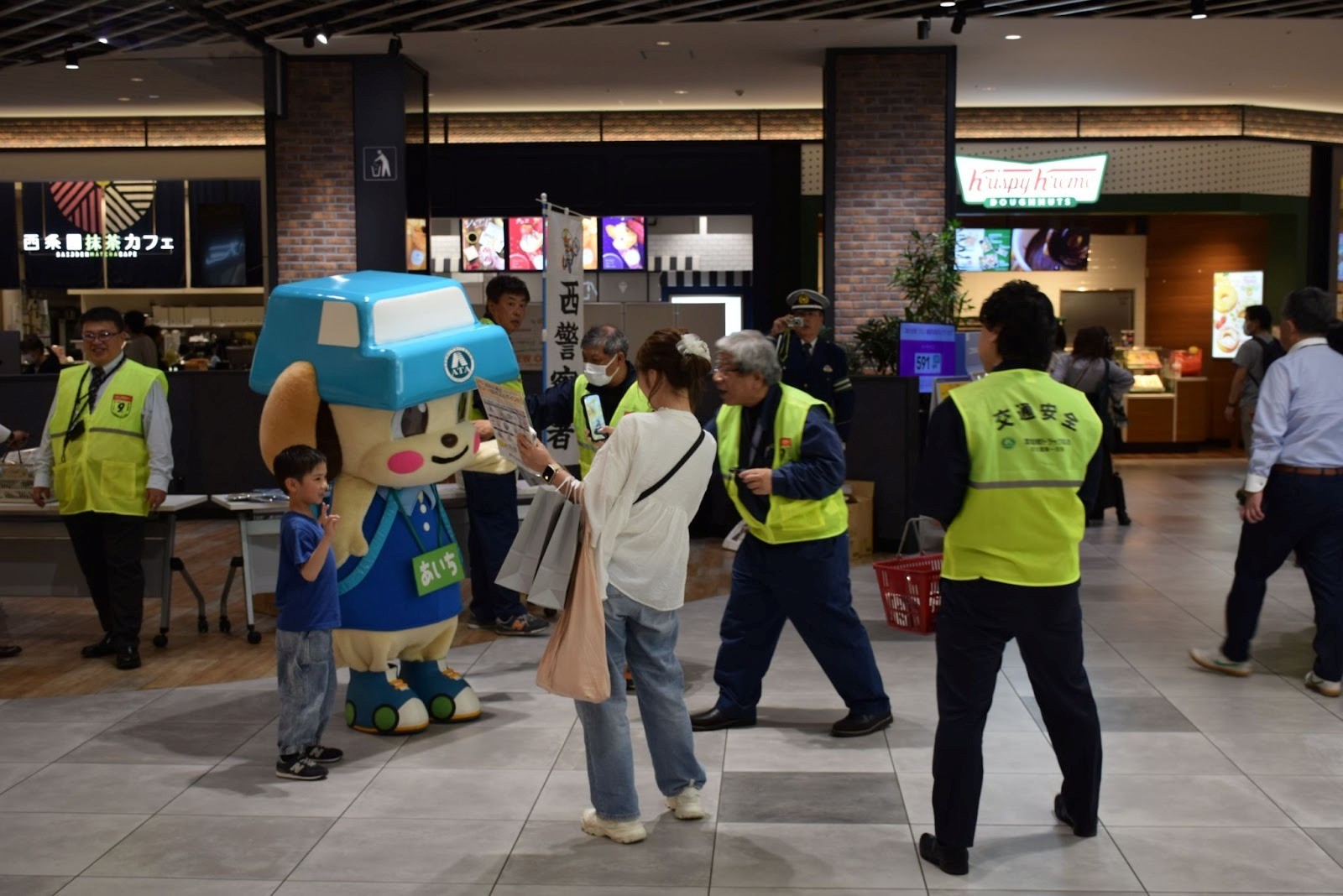 商業施設で交安グッズを配布