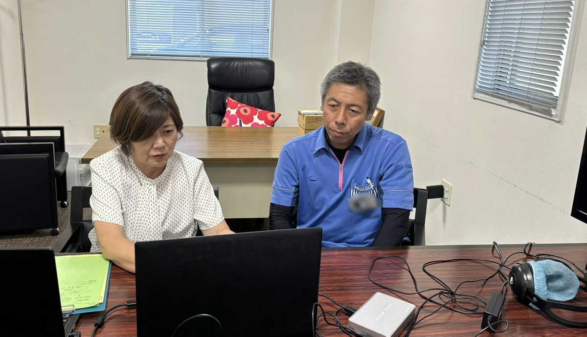 保健師㊧からアドバイスを受けるドライバー（ロジテム九州提供）
