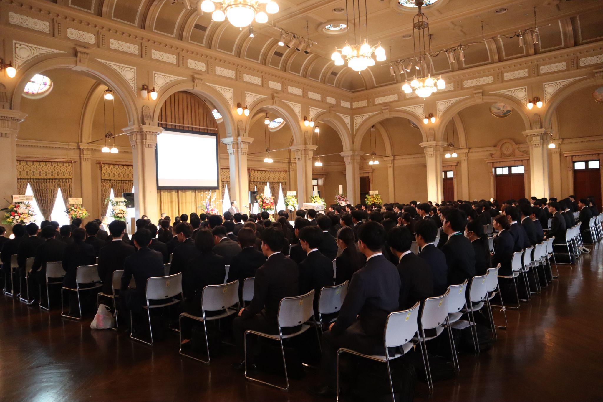 グループの新入社員計210人が参加