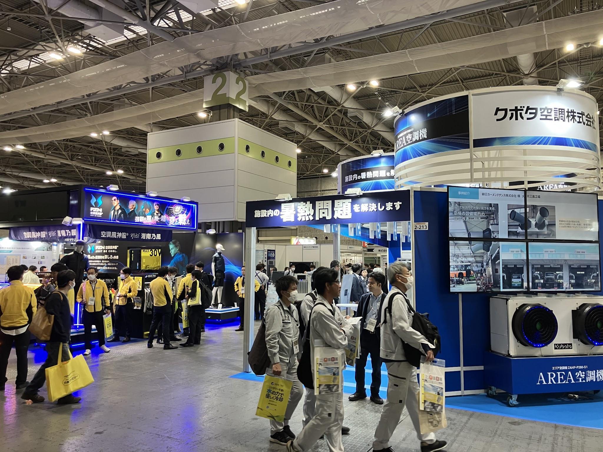 熱心に見て回る来場者（15日）