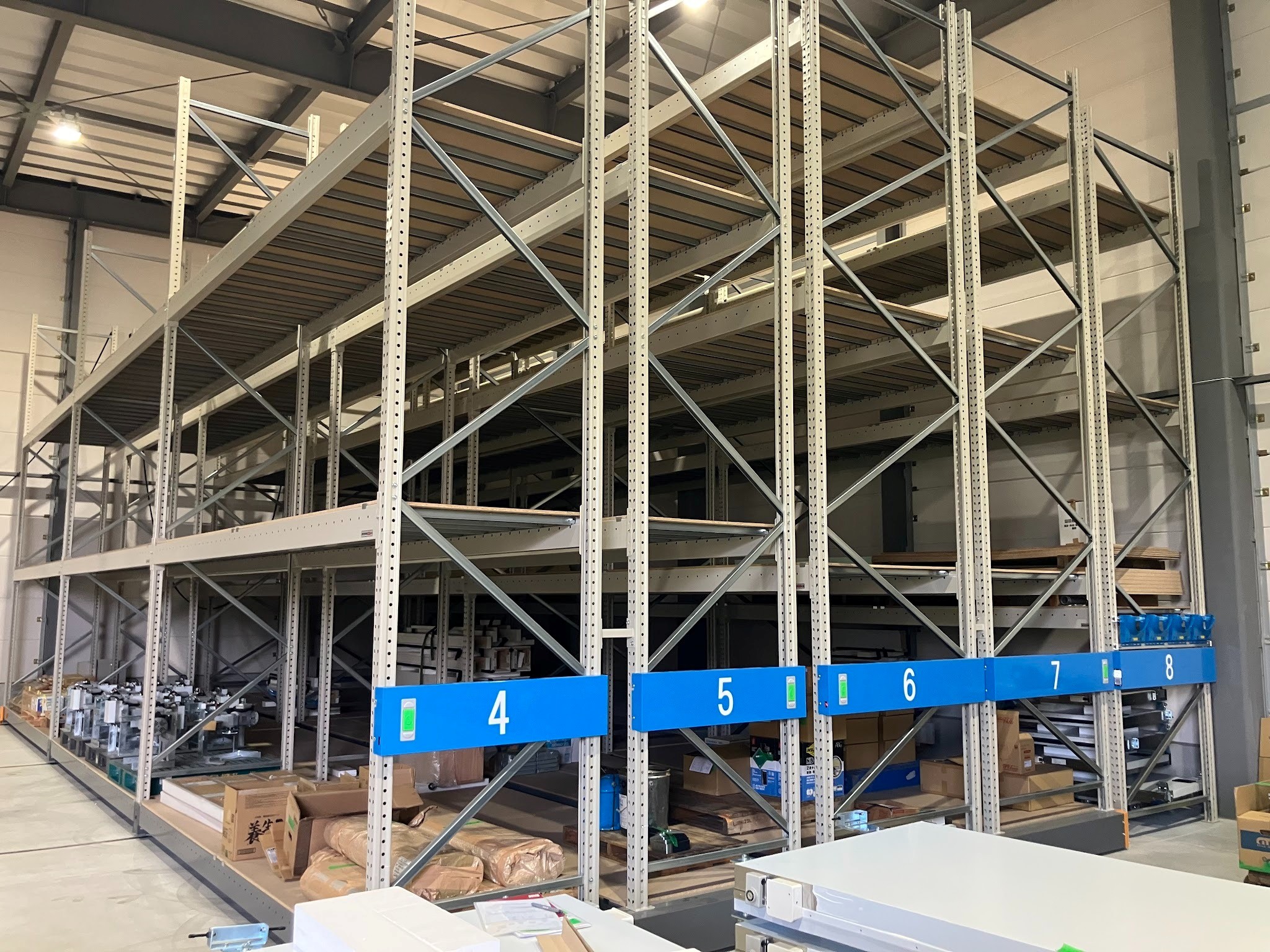 防熱扉の受注増に対応するため、新設した倉庫に自動ラックを導入