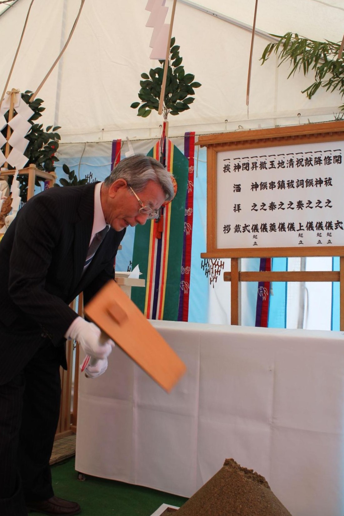 くわ入れを行う佐藤副社長