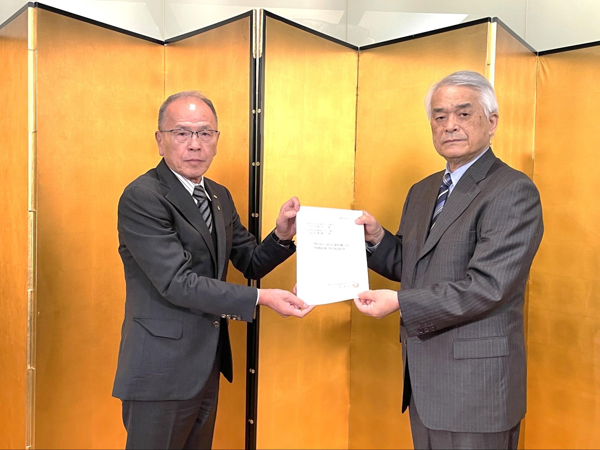 要望書を手に渡邊会長㊨と北ト協の松橋会長