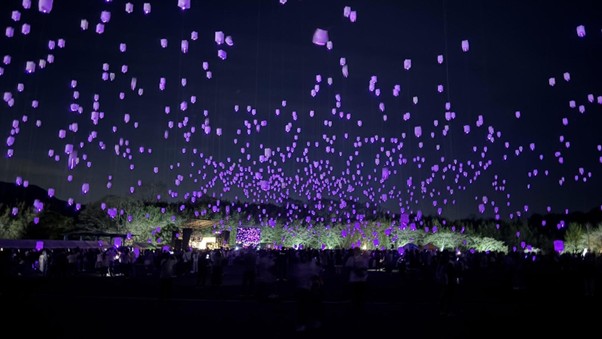 2026個のランタンが夜空を彩る