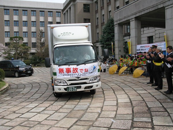 横断幕を前面に取り付けたトラック