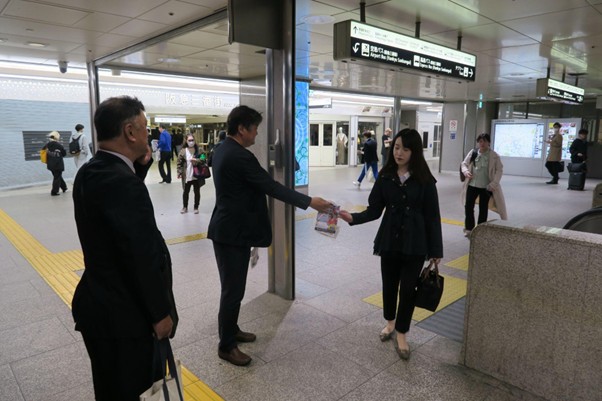 啓発グッズを配布（7日、曽根崎地区）
