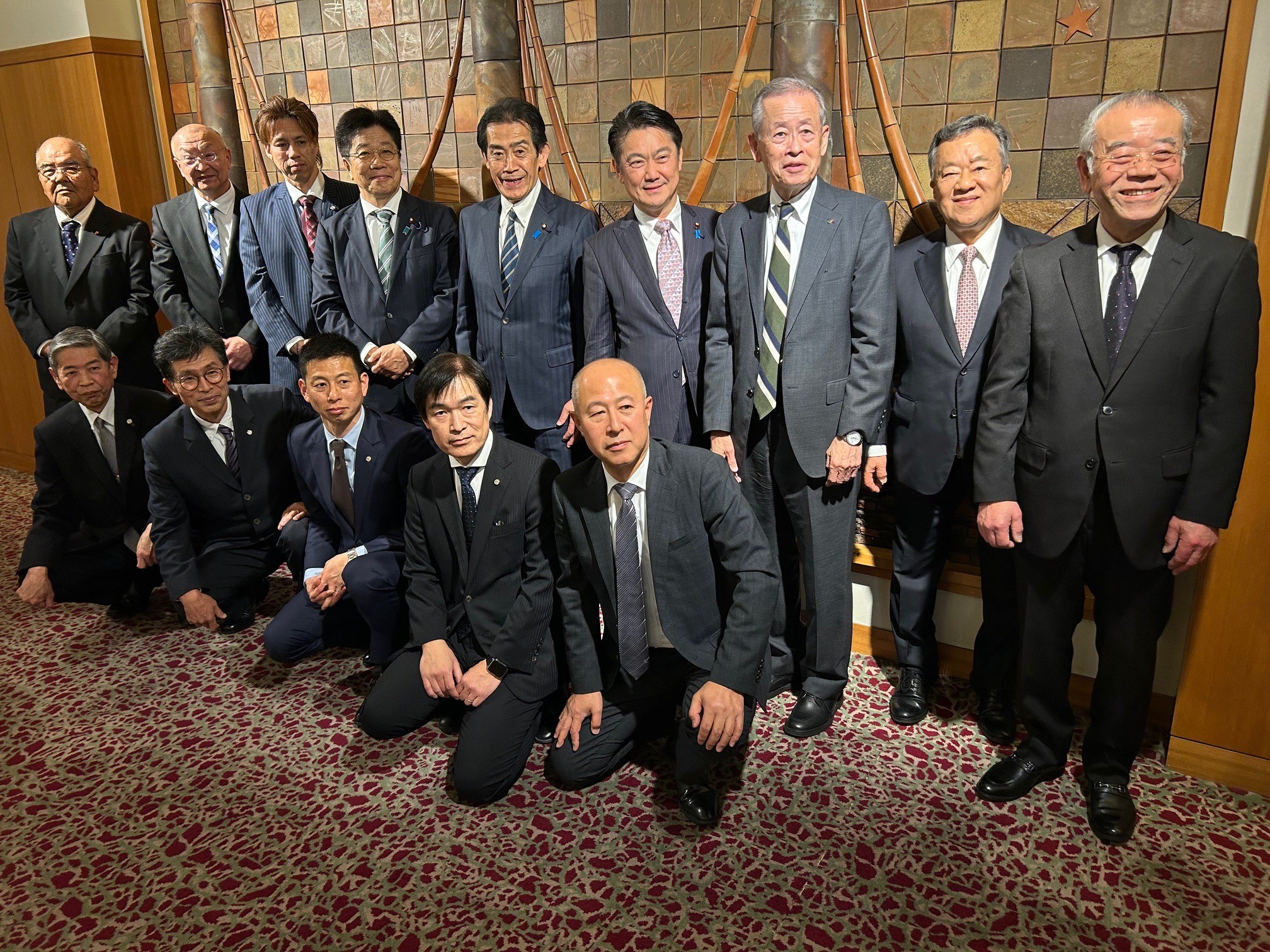 （後列右から3人目から）原田会長、山下、逢沢、加藤の各衆院議員ら