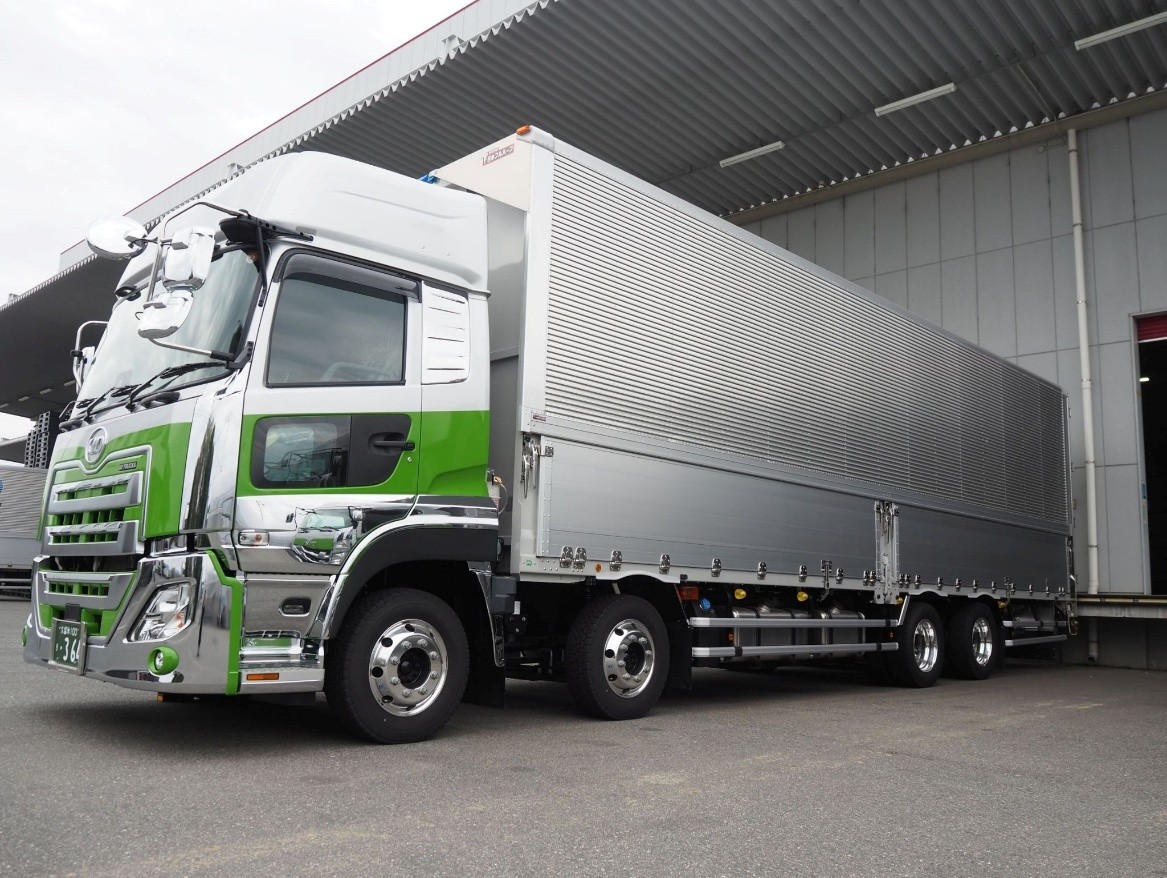 ボディープリントを待つツルクのトラック<br>