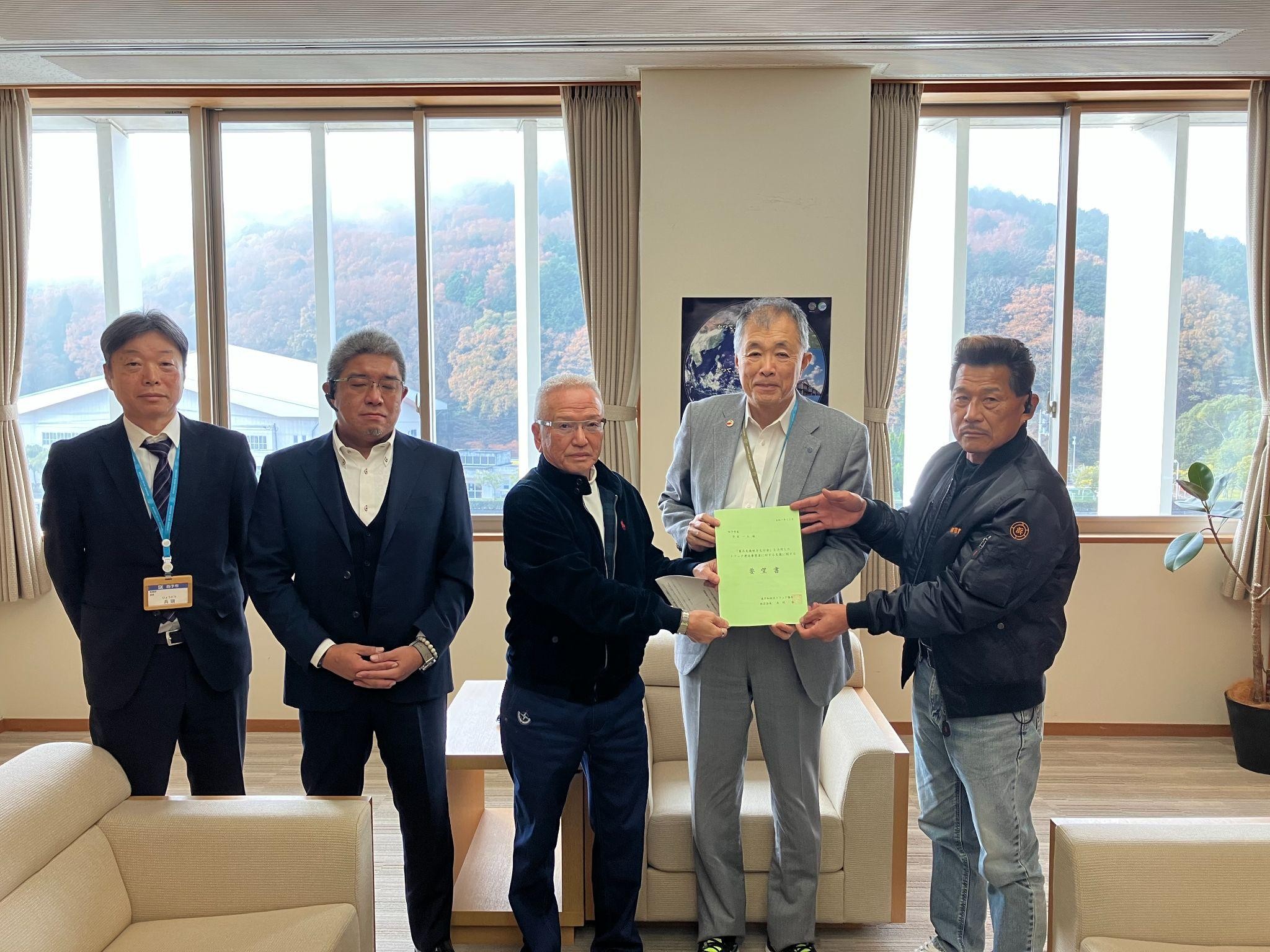 管家市長（右から2人目）に要望書を手渡し、記念写真に納まる東宇和地区ト協の高間地区会長（右端）と副地区会長ら（25年12月16日）