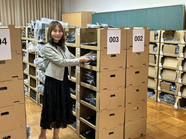 商品保管庫を紹介する後藤社長<br>