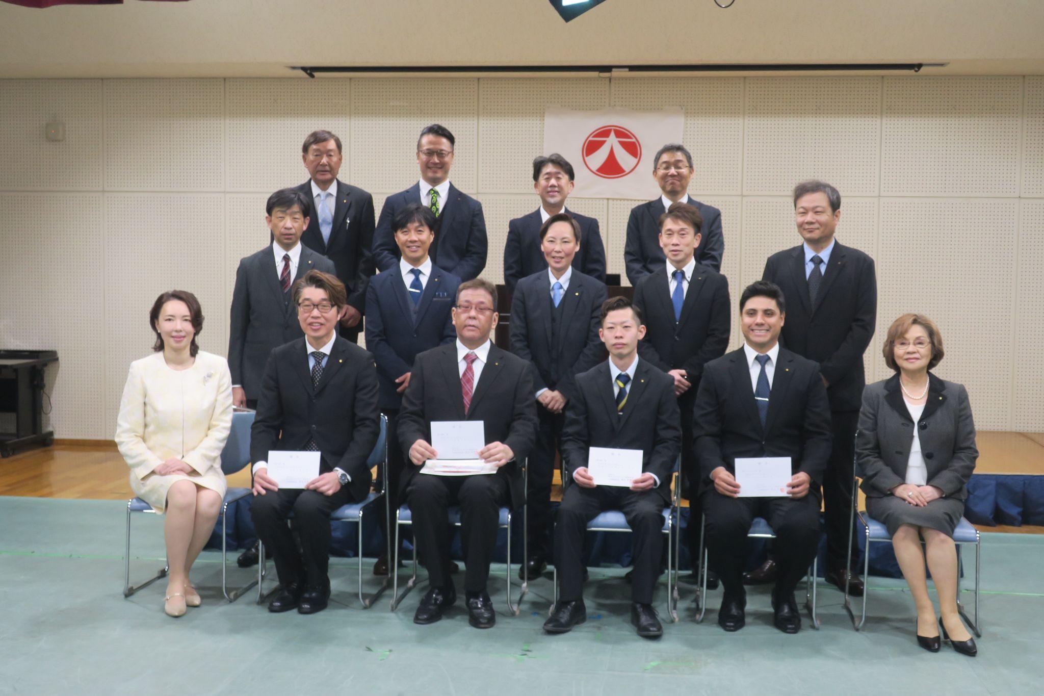 1日付での昇進者と秋元社長（最前列左端）、奥山会長（最前列右端）、幹部ら