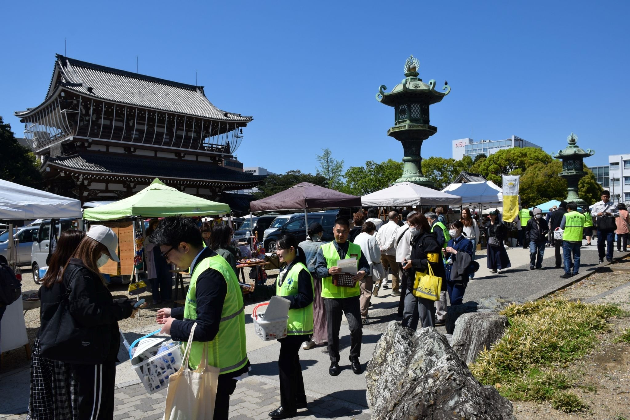 東別院の境内で交安グッズを配布