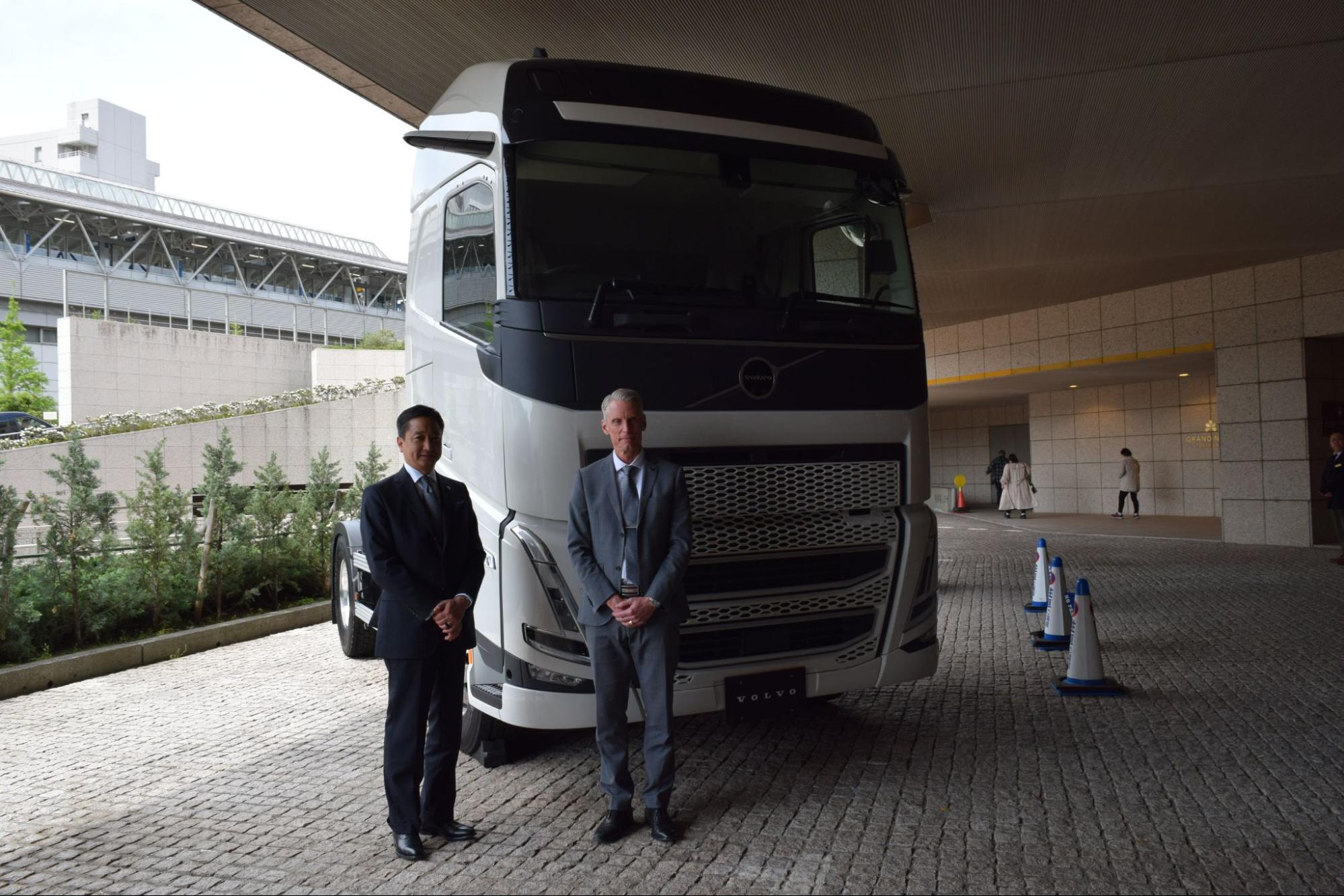 FHシリーズ26年モデルを前に関原バイスプレジデント㊧とヨハン・ラーソン・マネージングディレクター