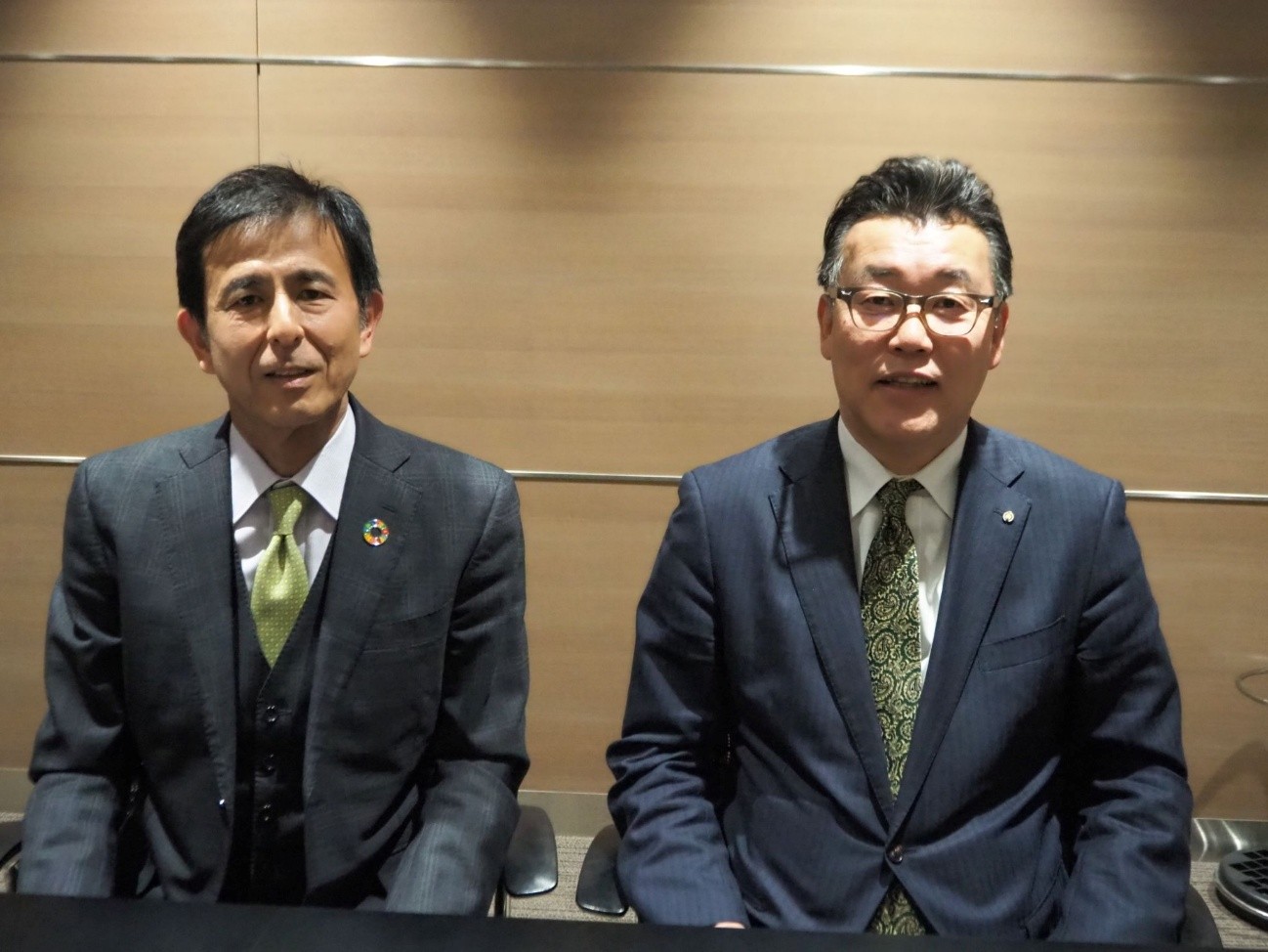 物流統括管理者の立場で課題などを語る能村常務㊨と河村執行役員