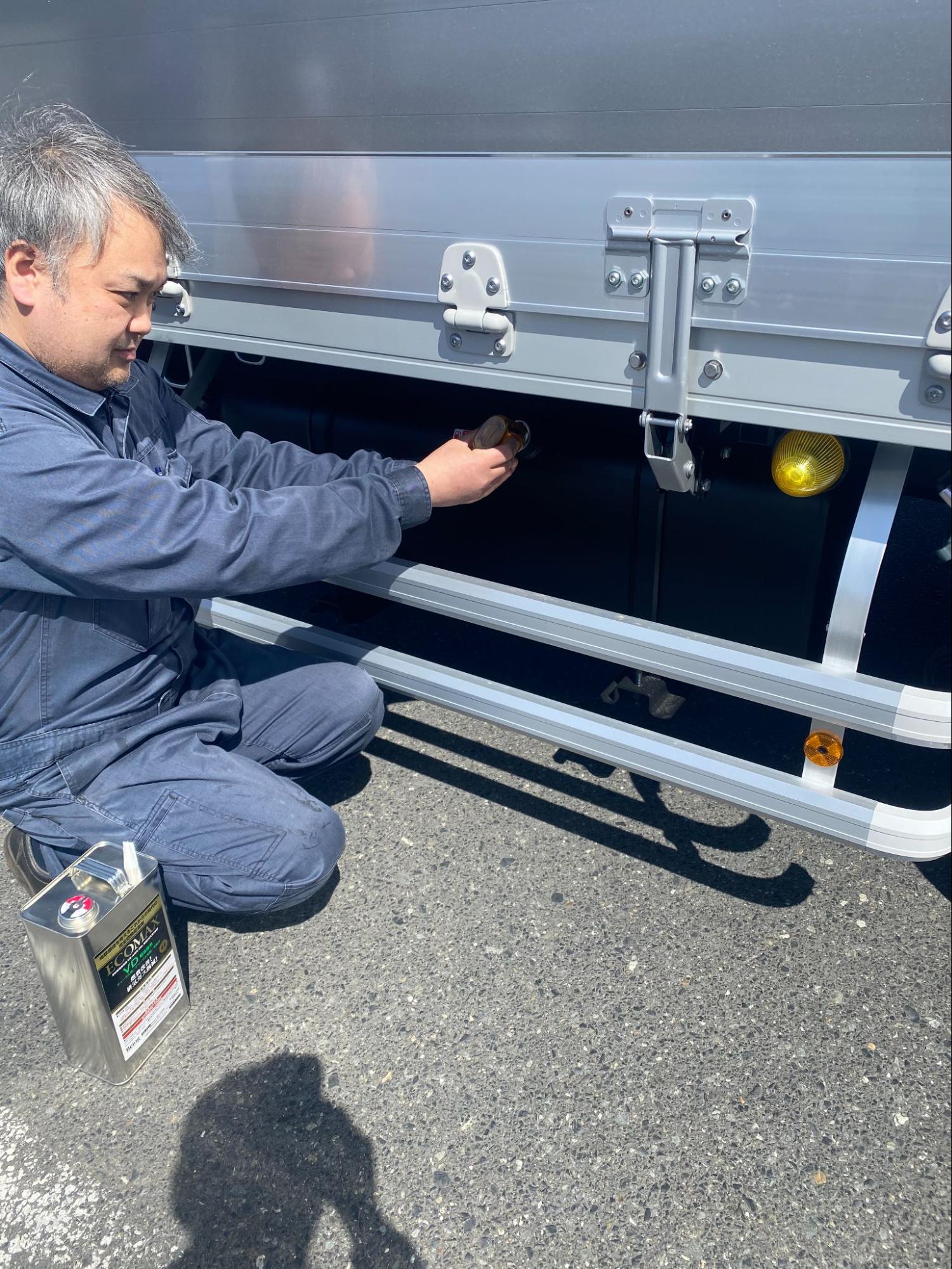 給油のたびにドライバーが希釈率を計算し、添加