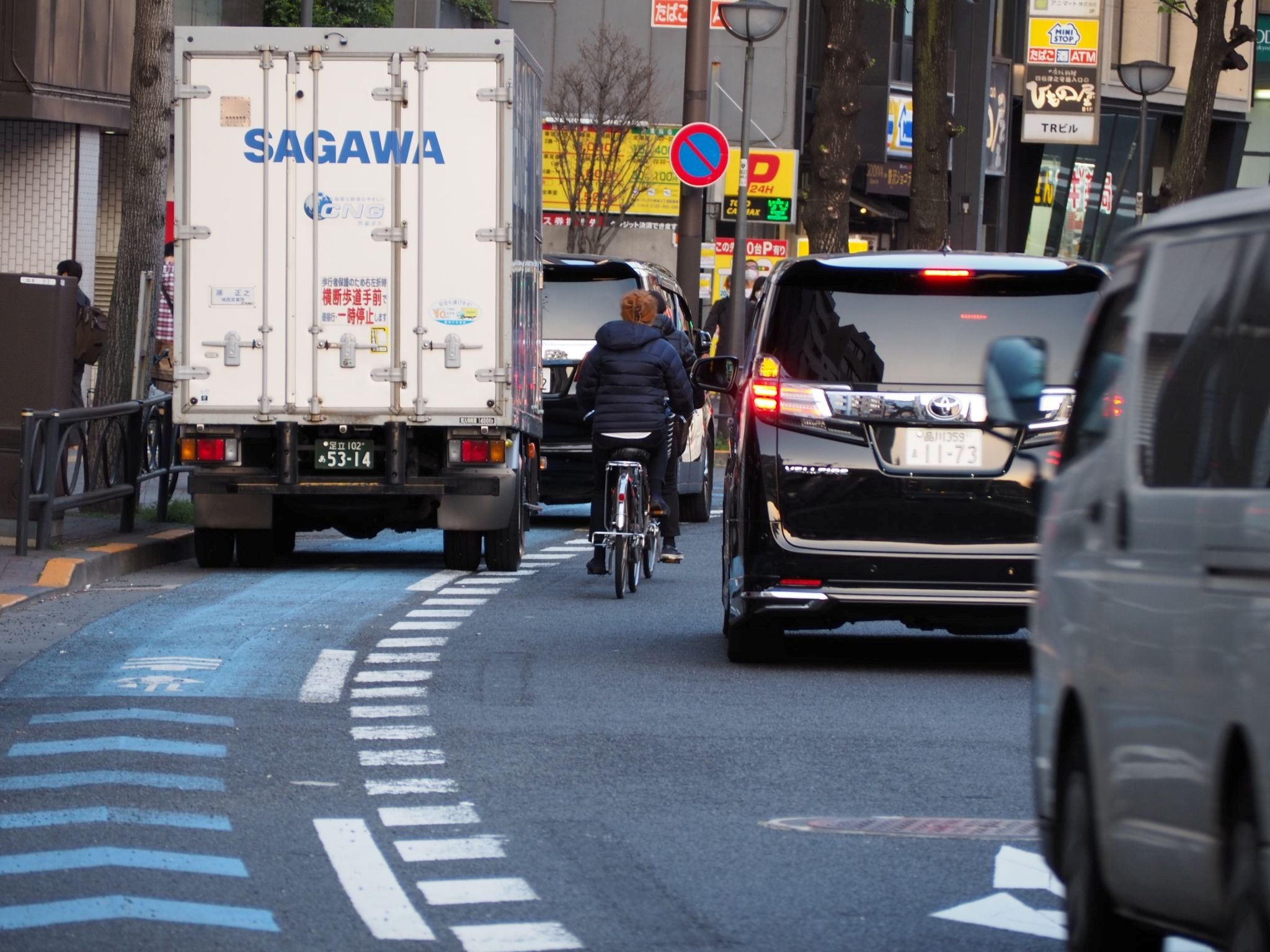 歩道走行を避けるため、車道を走る自転車が多くなれば、トラックにとっても接触事故のリスクが高まる