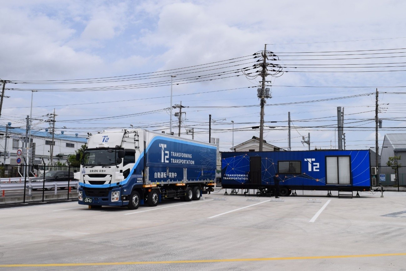 ドライバーの待機や休憩を想定してトレーラハウスを設置