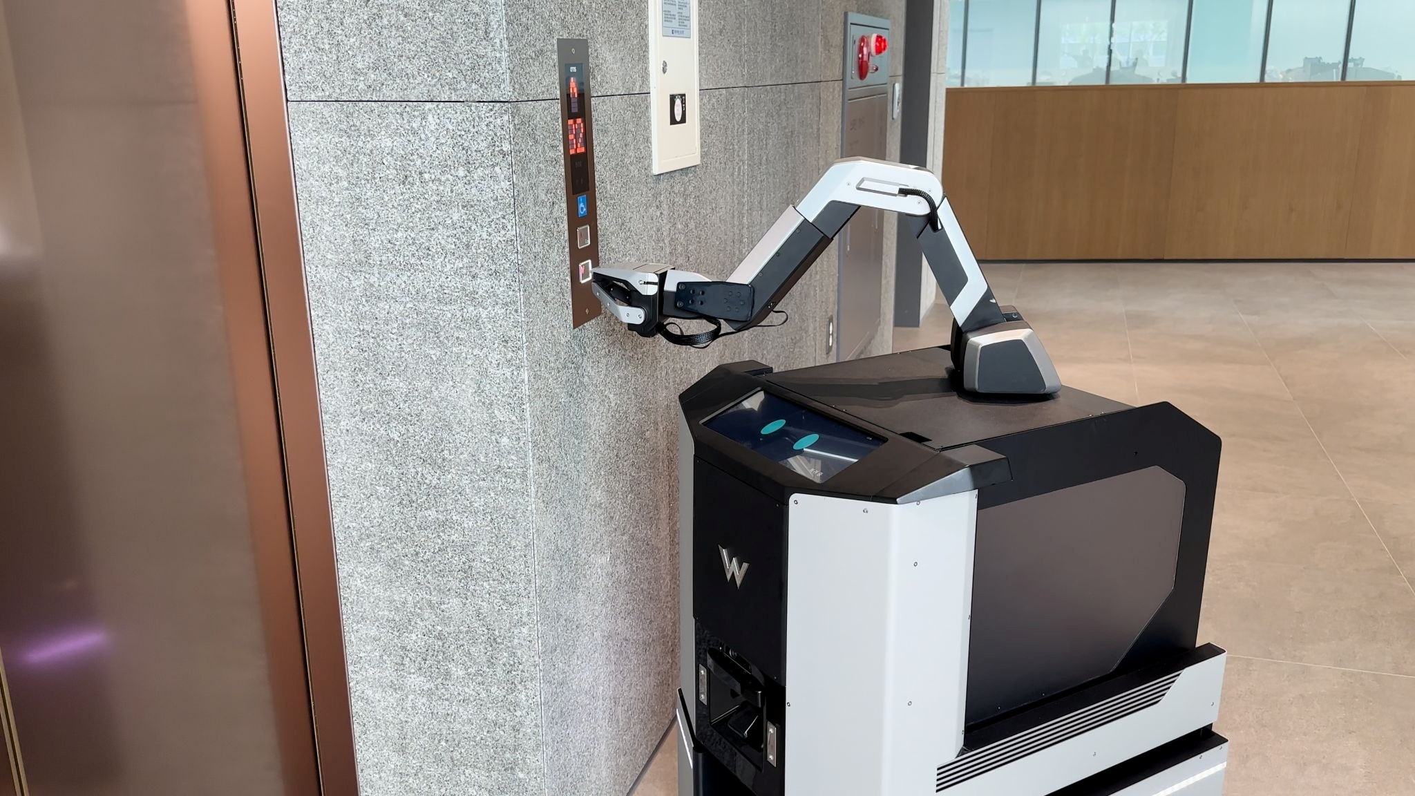 WATTと大規模マンションで自律走行ロボを活用した実証実験を実施