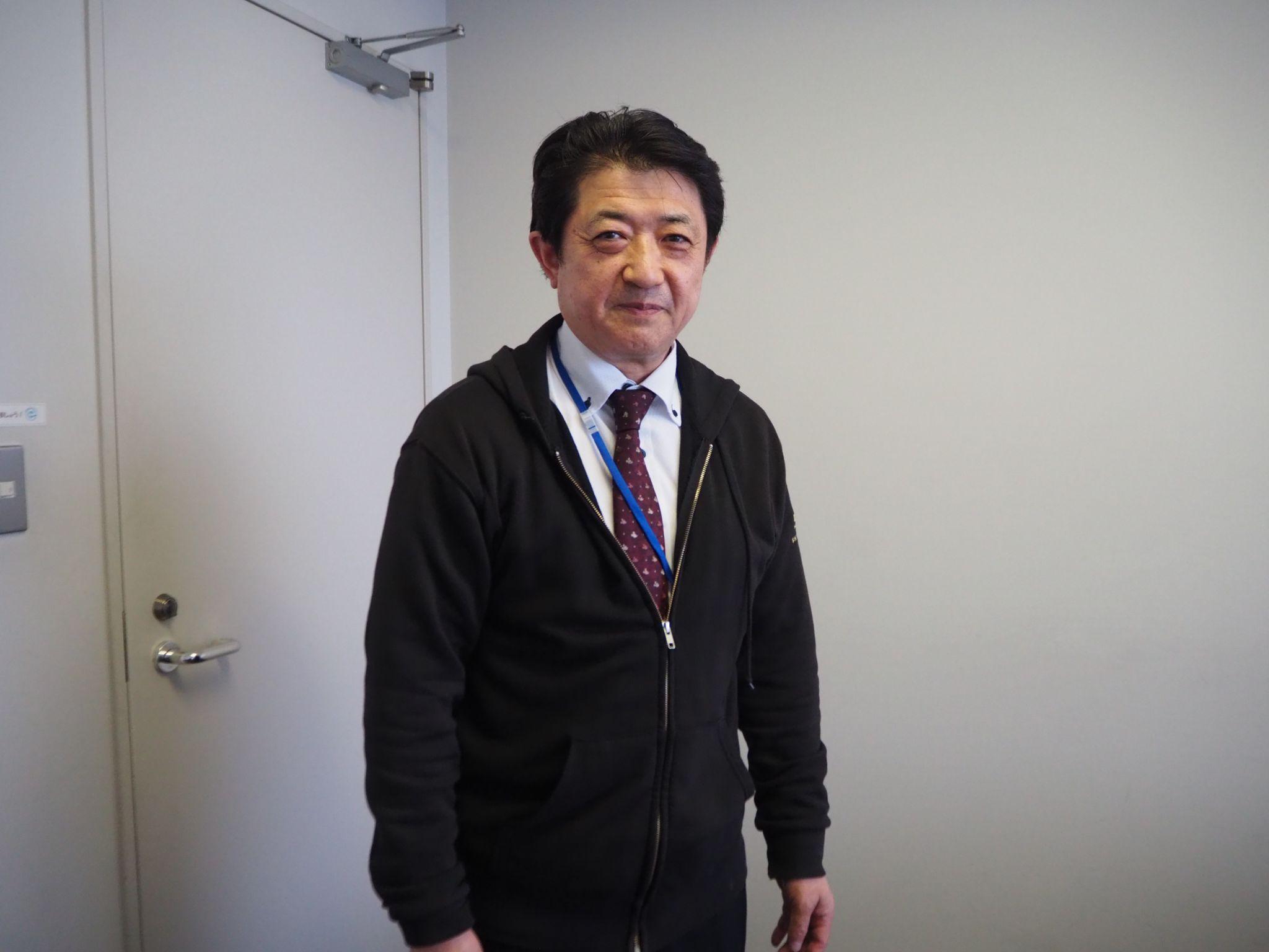 現場の声を反映してパーカーを制服として採用