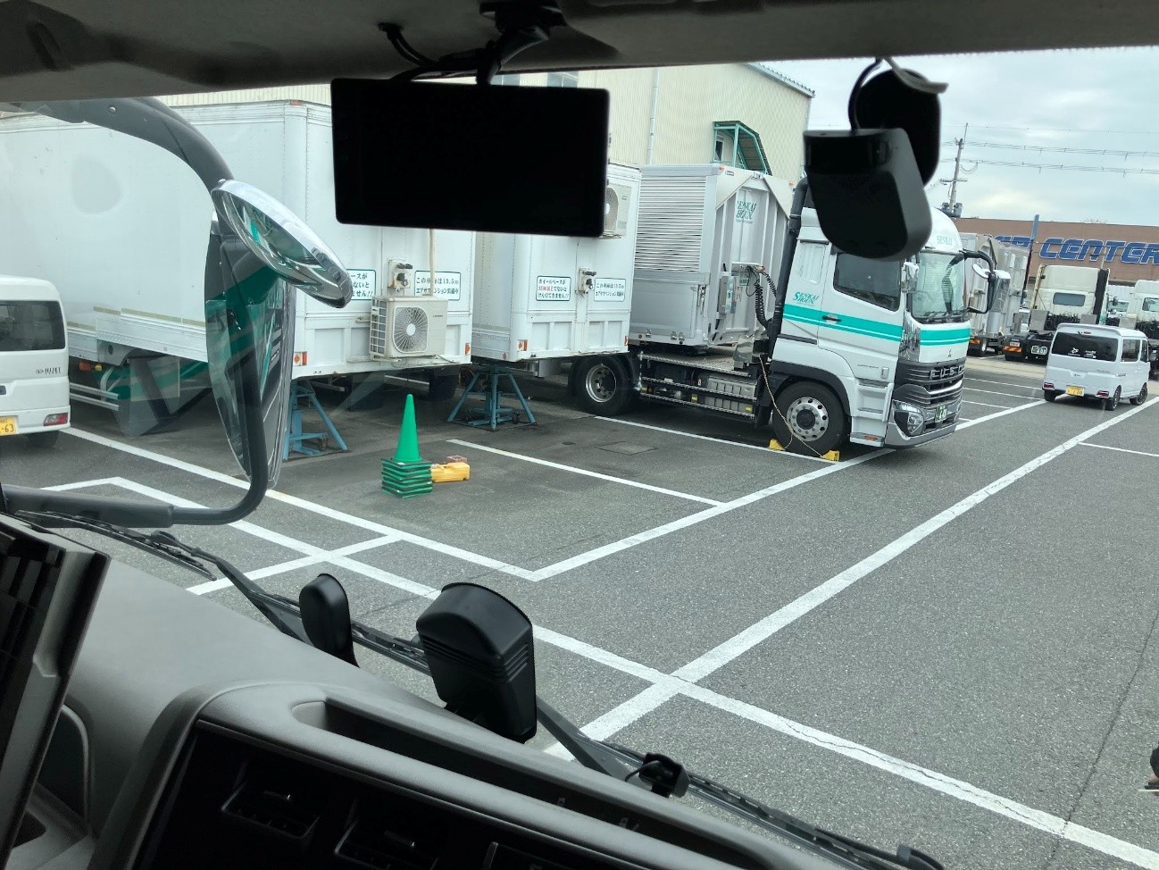 危険な運転行動を検知した時に警告音が鳴る（右上黒色の装置）