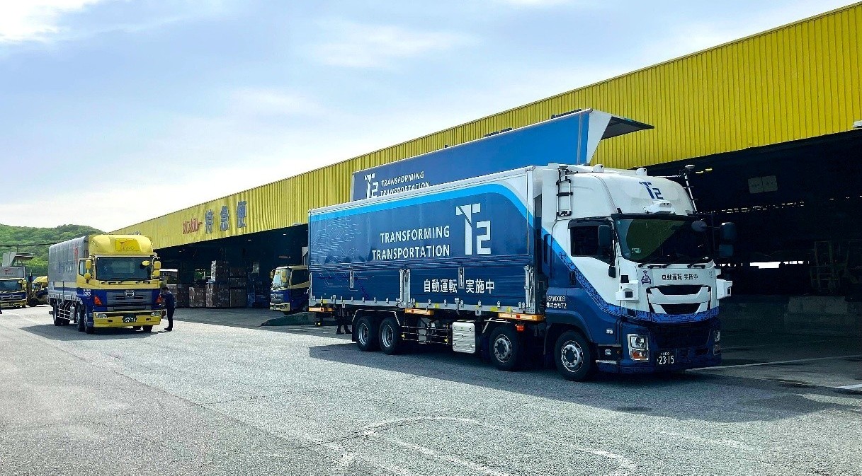 西濃運輸神明支店でT2の自動運転トラックに荷物を積み込む