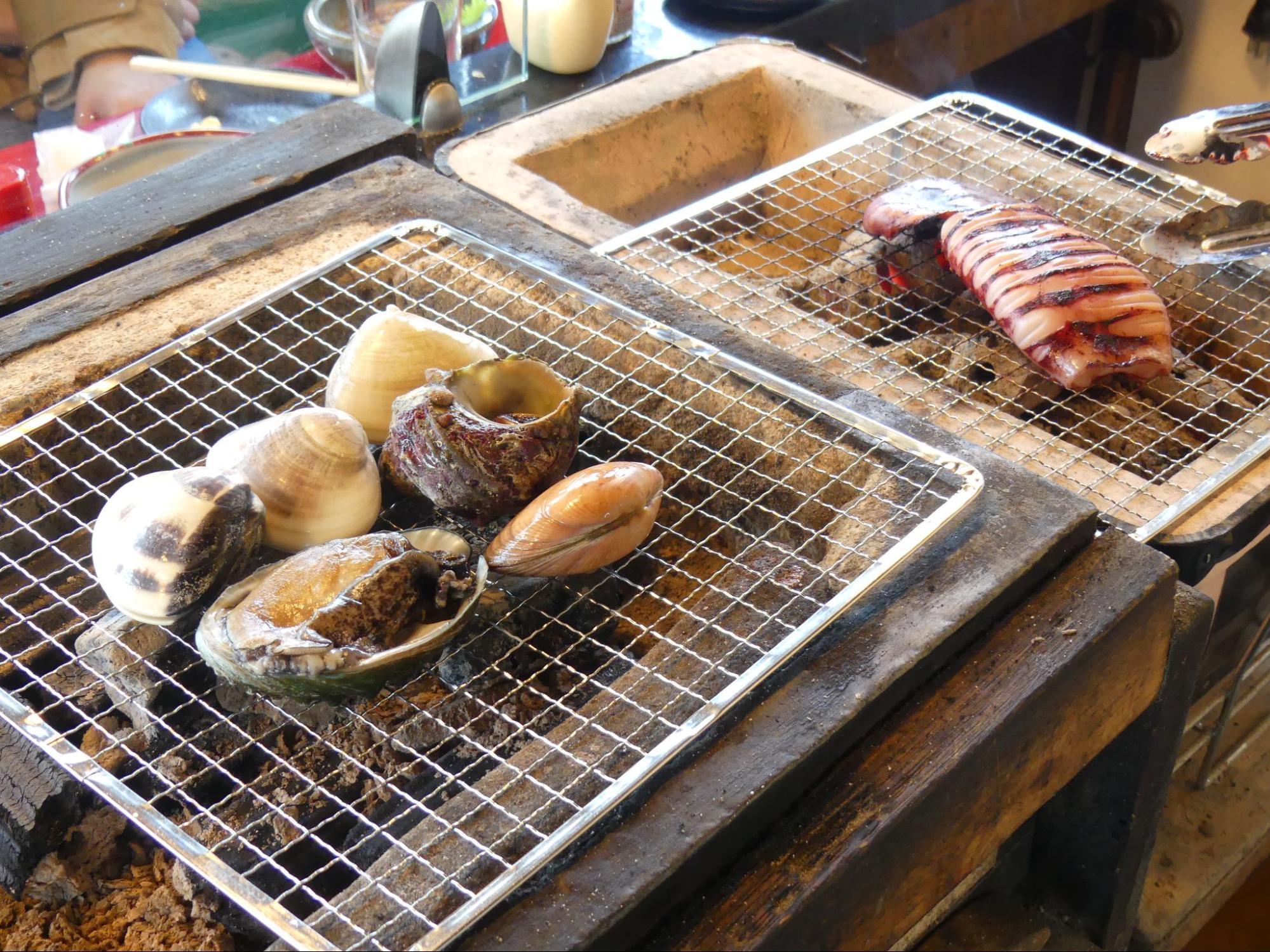 豊洲市場から仕入れる海産物の炉端焼きがメイン