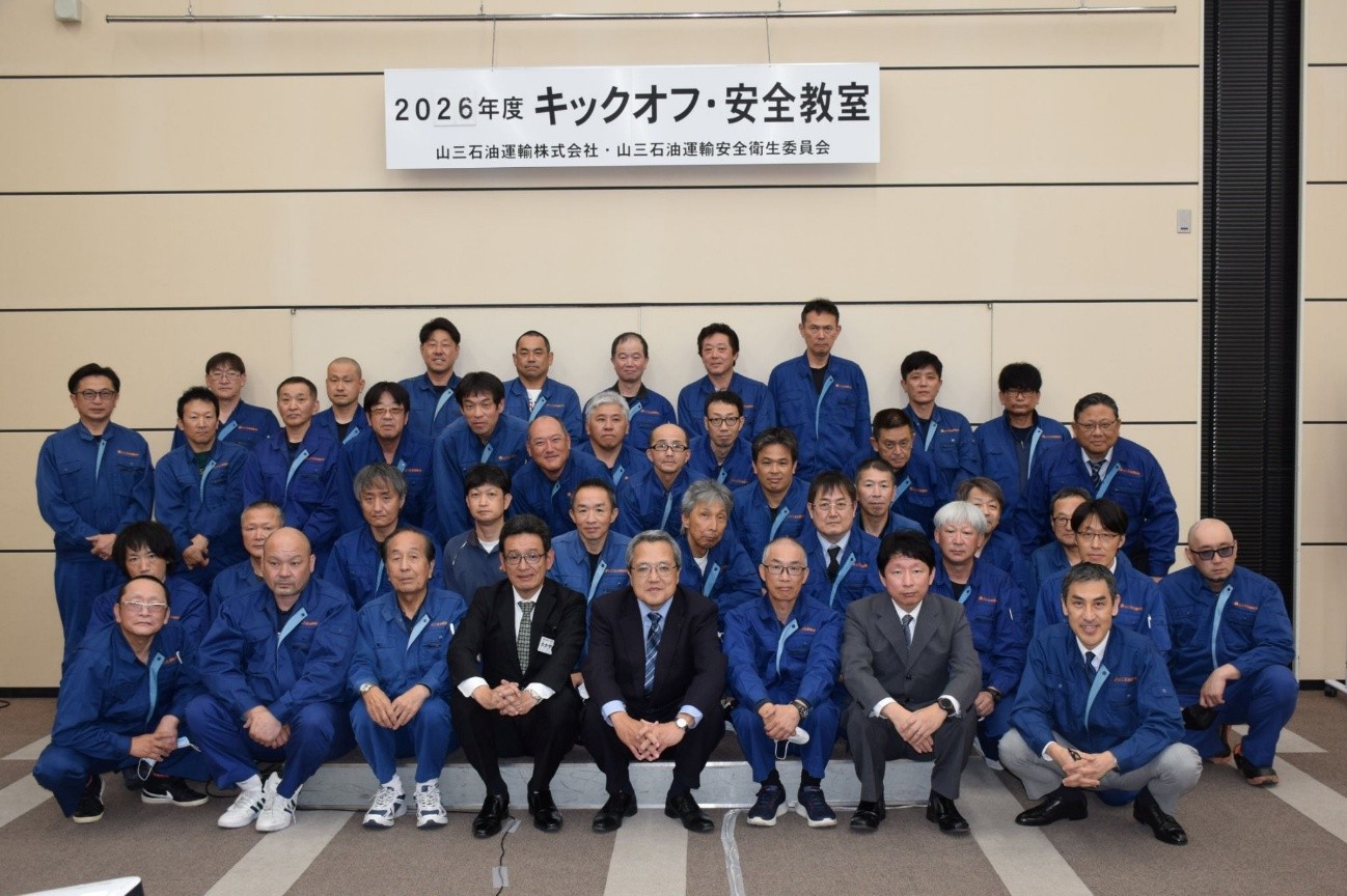小野寺社長（最前列中央）やドライバーら