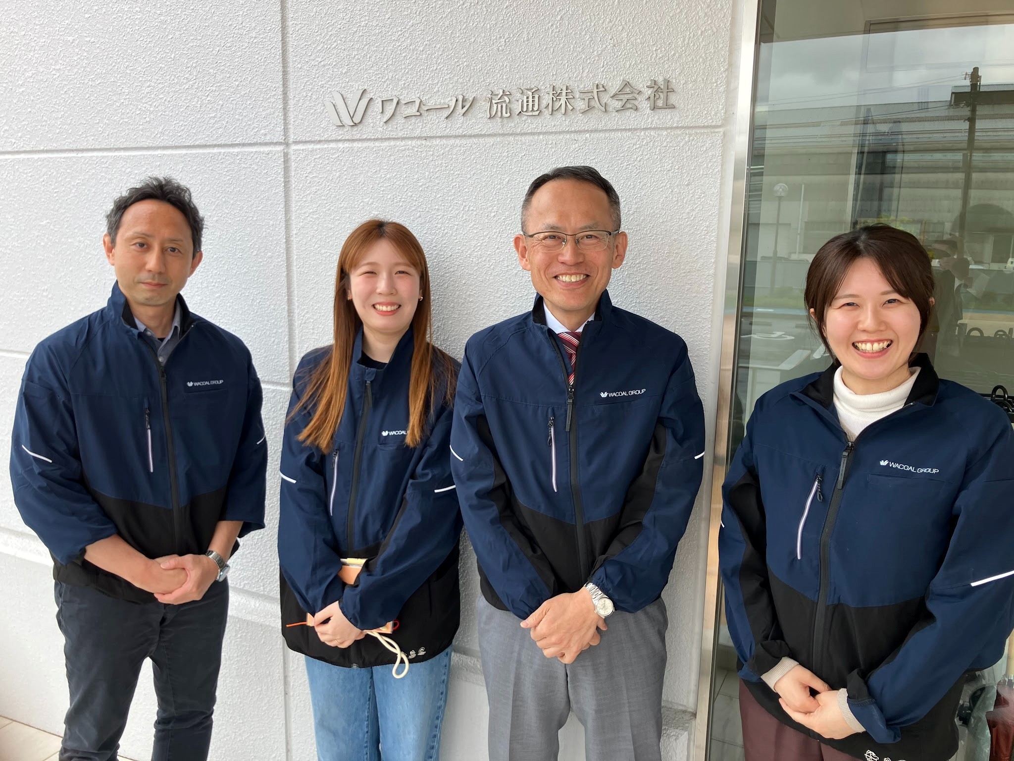 新瀬社長（右から2人目）とユニホーム考案メンバー