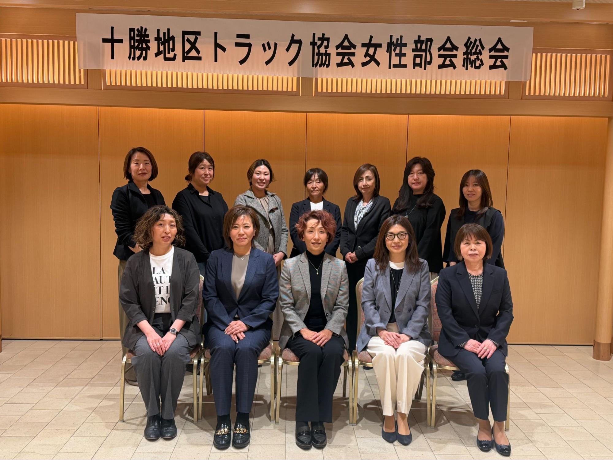 記念撮影に臨む立田部会長（前列中央）ら