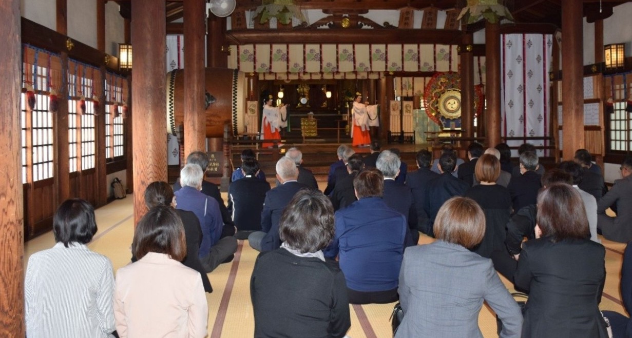 神楽舞を賜る会員