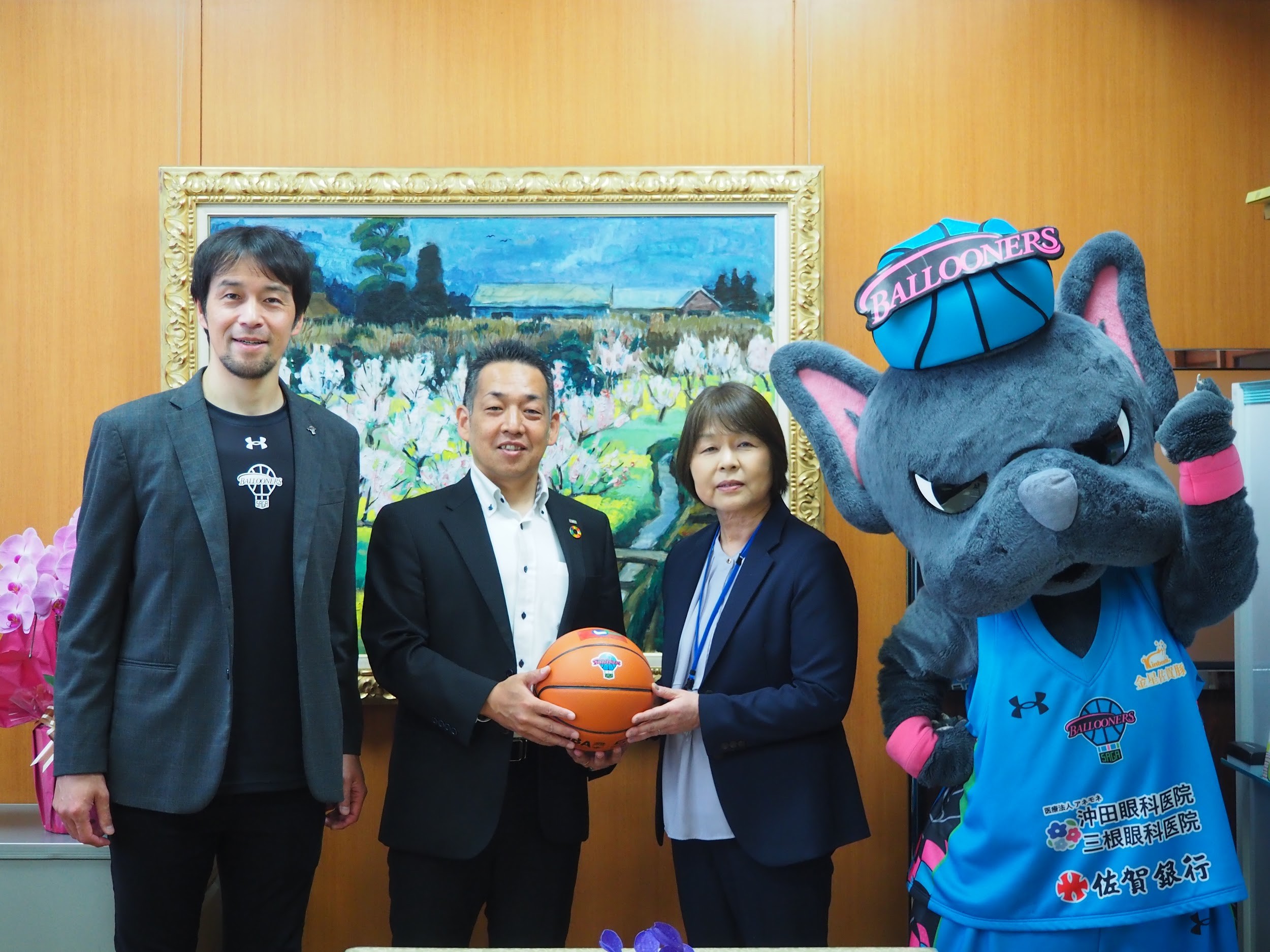 バスケットボールを手に（右から）福島校長、武富理事長、バルーナーズの水町ユースコーチ。バルーナーズのマスコットキャラクター「バルたん」も出席