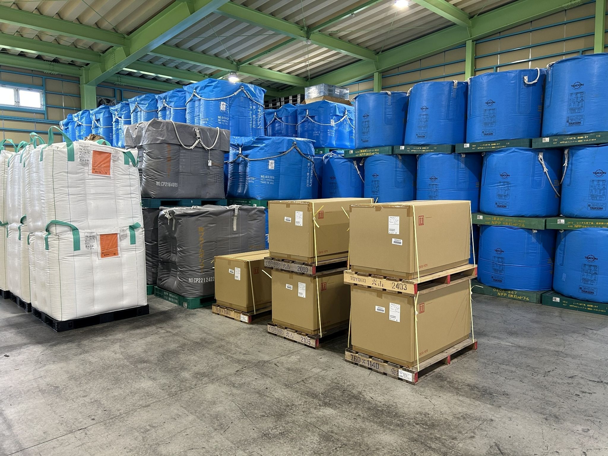 出荷の見通しが立たない樹脂とフィルム（本社倉庫）